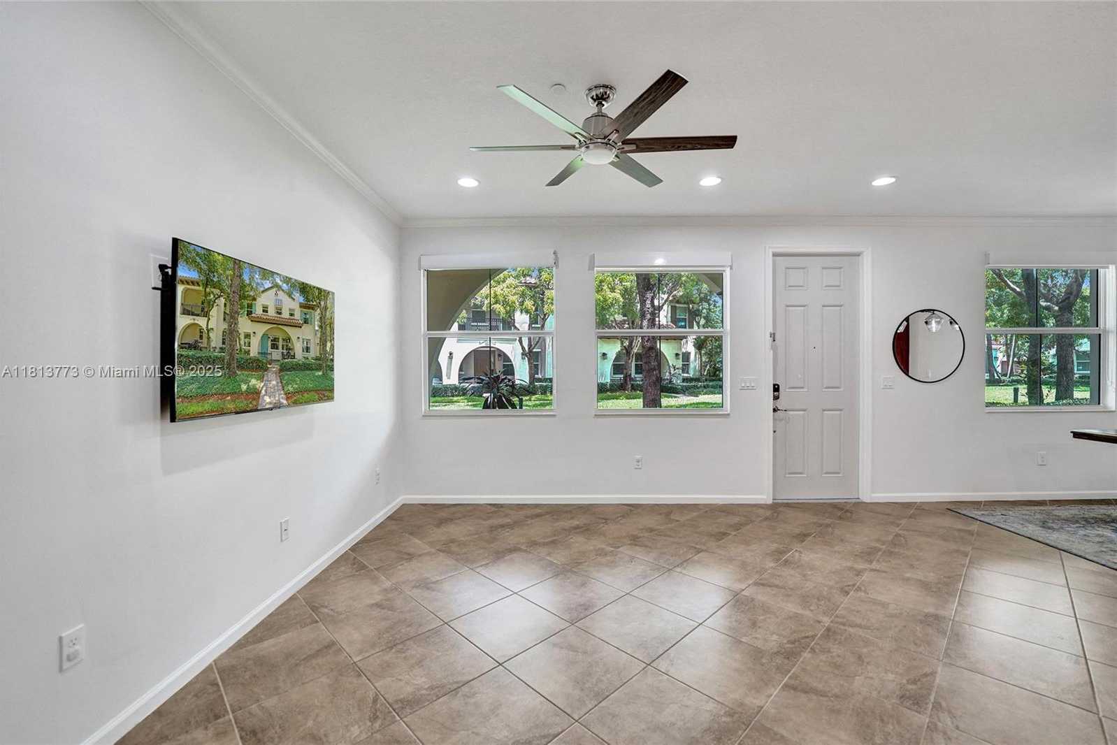 Small Image of 4284 Cascada Cir, Hollywood, FL 33024, USA Number 27