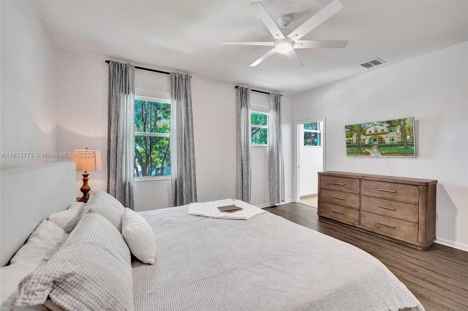 Small Image of 4284 Cascada Cir, Hollywood, FL 33024, USA Number 29