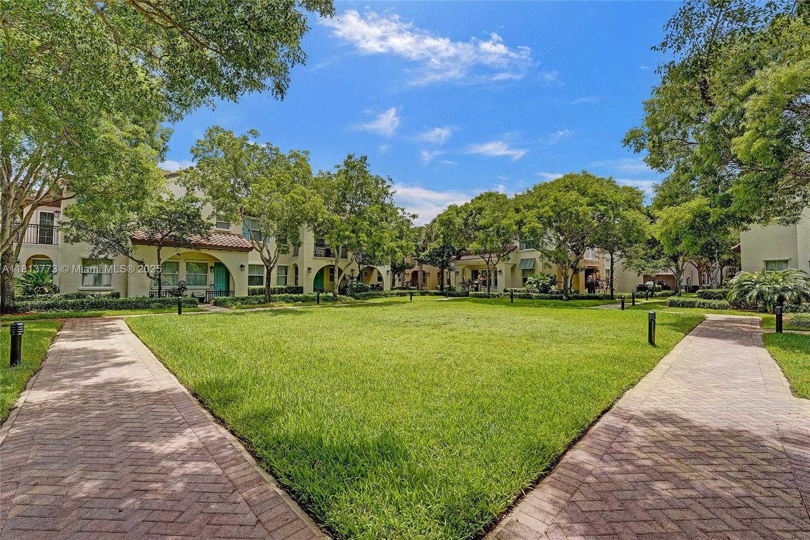 Small Image of 4284 Cascada Cir, Hollywood, FL 33024, USA Number 3