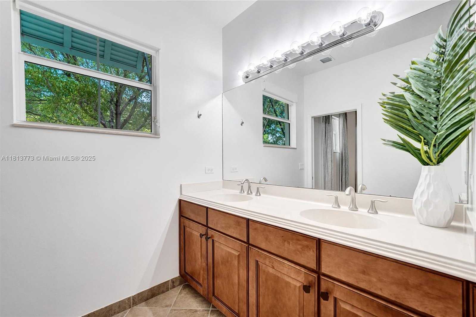 Small Image of 4284 Cascada Cir, Hollywood, FL 33024, USA Number 31