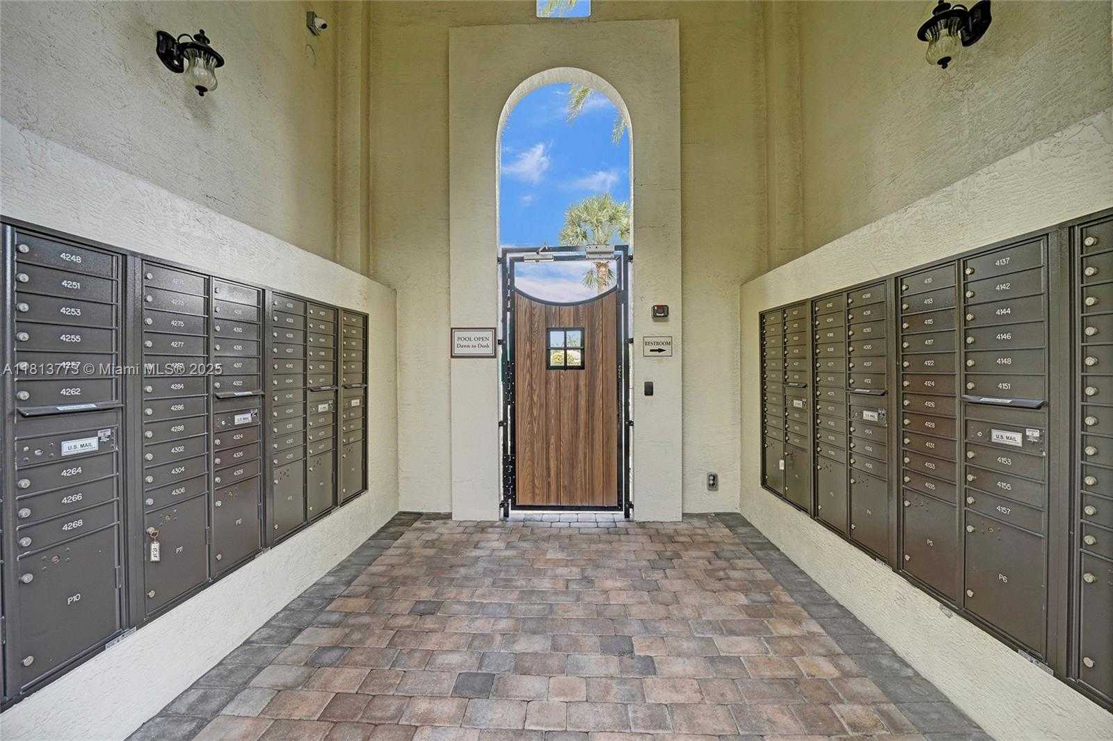 Small Image of 4284 Cascada Cir, Hollywood, FL 33024, USA Number 43