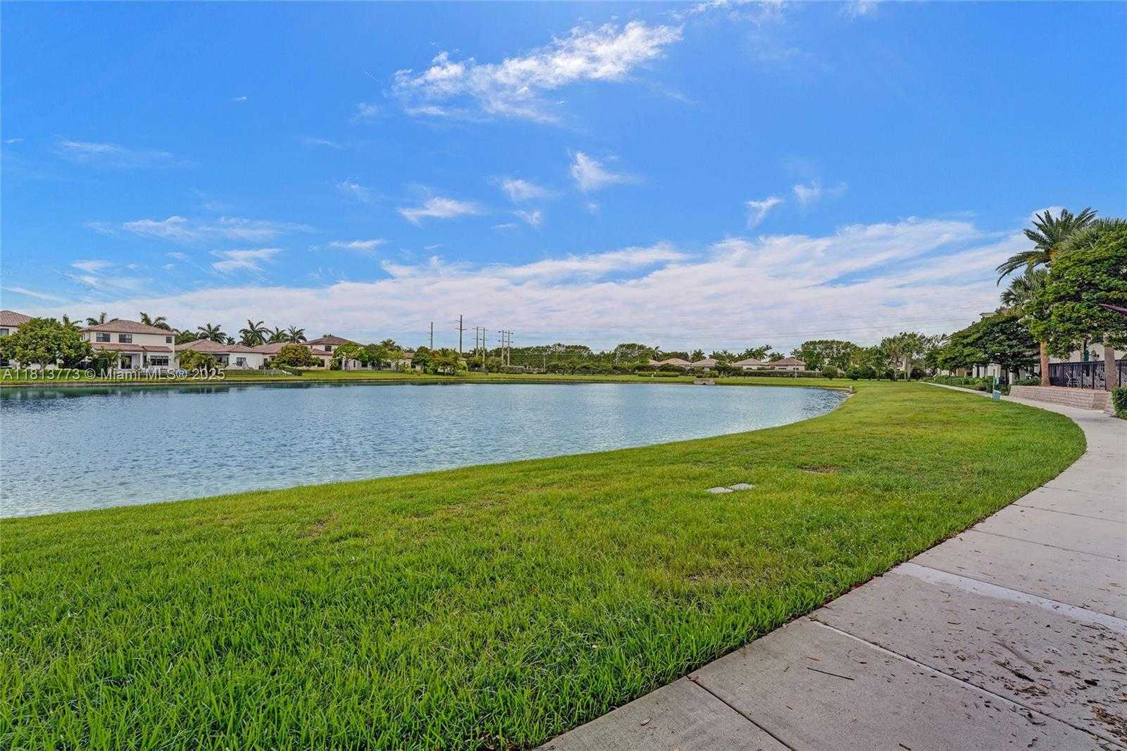 Small Image of 4284 Cascada Cir, Hollywood, FL 33024, USA Number 46