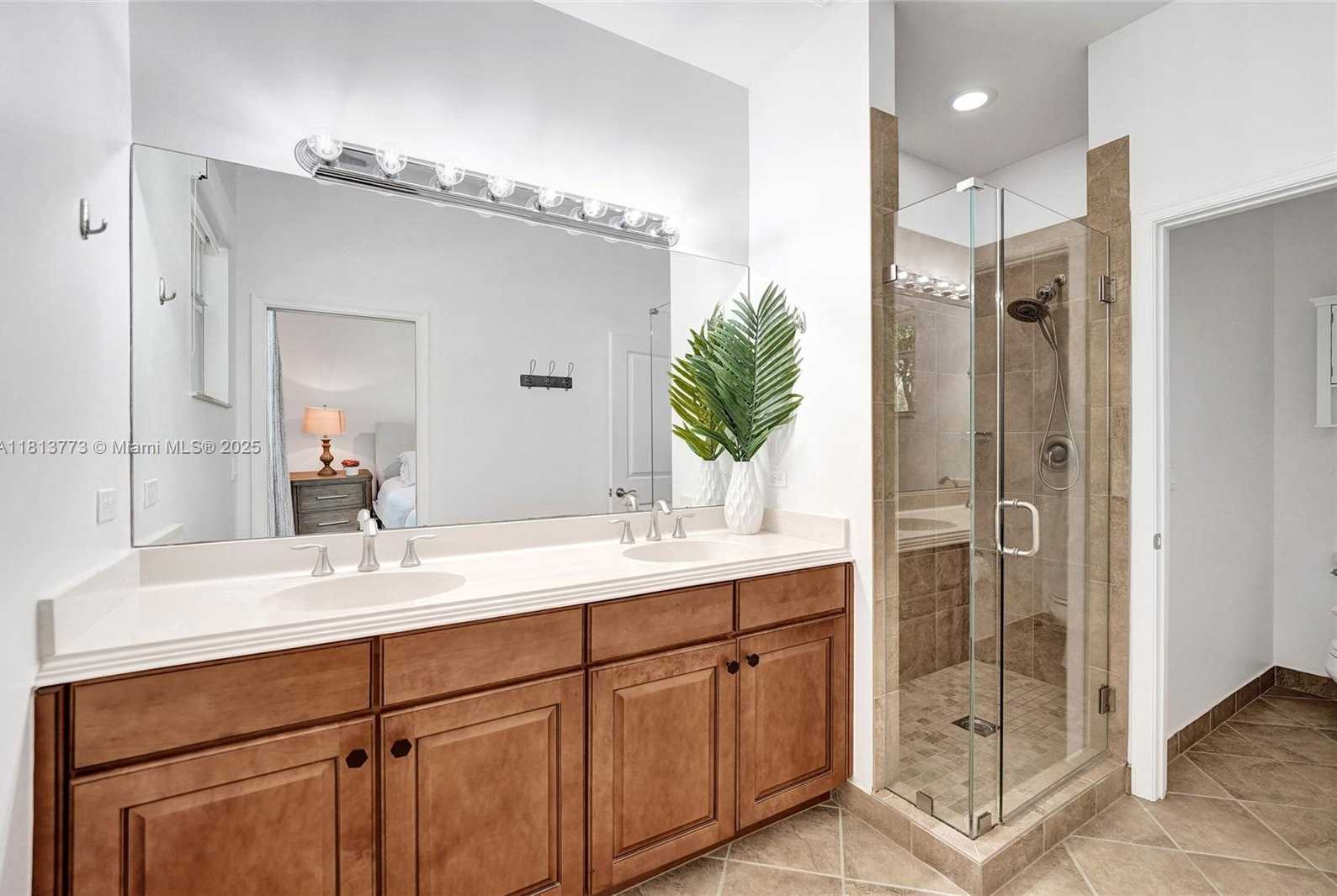 Small Image of 4284 Cascada Cir, Hollywood, FL 33024, USA Number 9