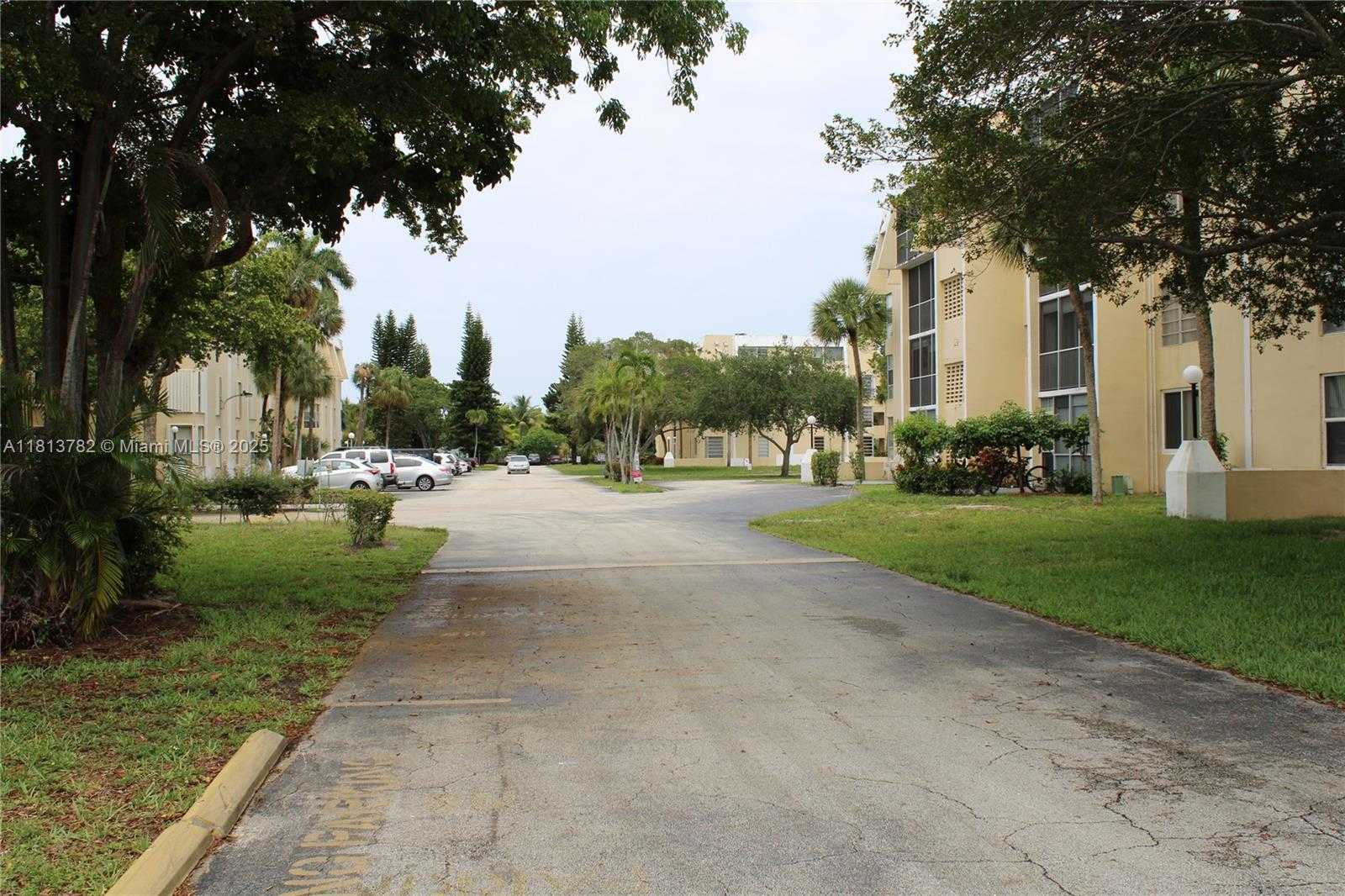 Small Image of 922 NORTH EAST 199TH ST #3D Apt 304, Miami Number 4