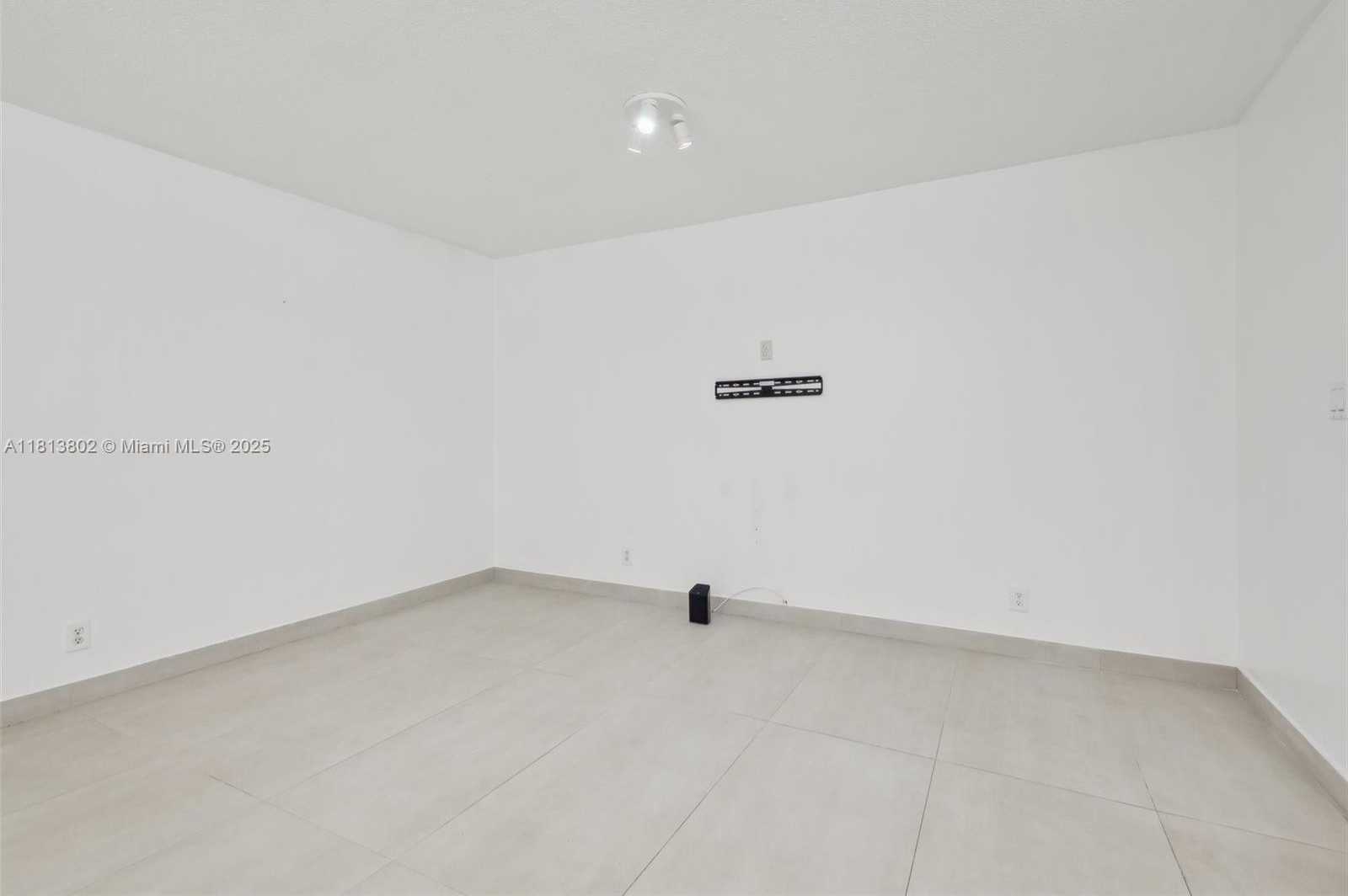 Small Image of 1951 ATLANTIC SHORES BLVD #14, Hallandale Beach Number 9