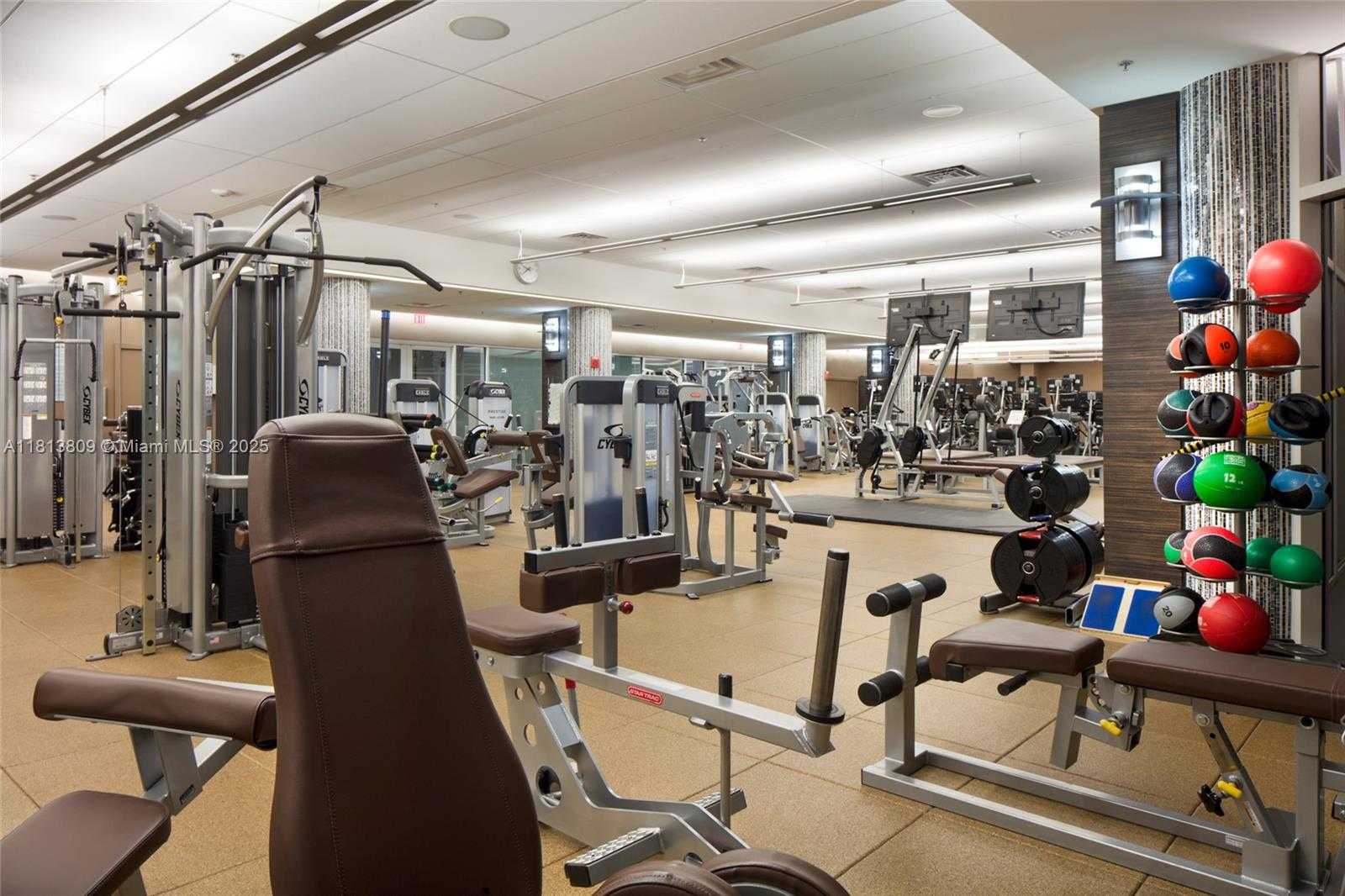 Small Image of 21205 YACHT CLUB DR #707, Aventura Number 32