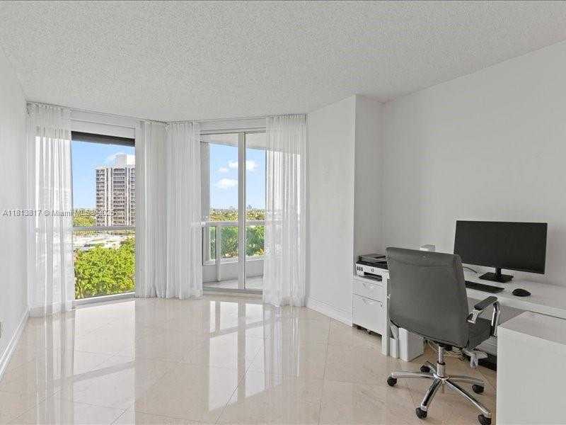 Small Image of 21055 YACHT CLUB DR #1007, Aventura Number 16
