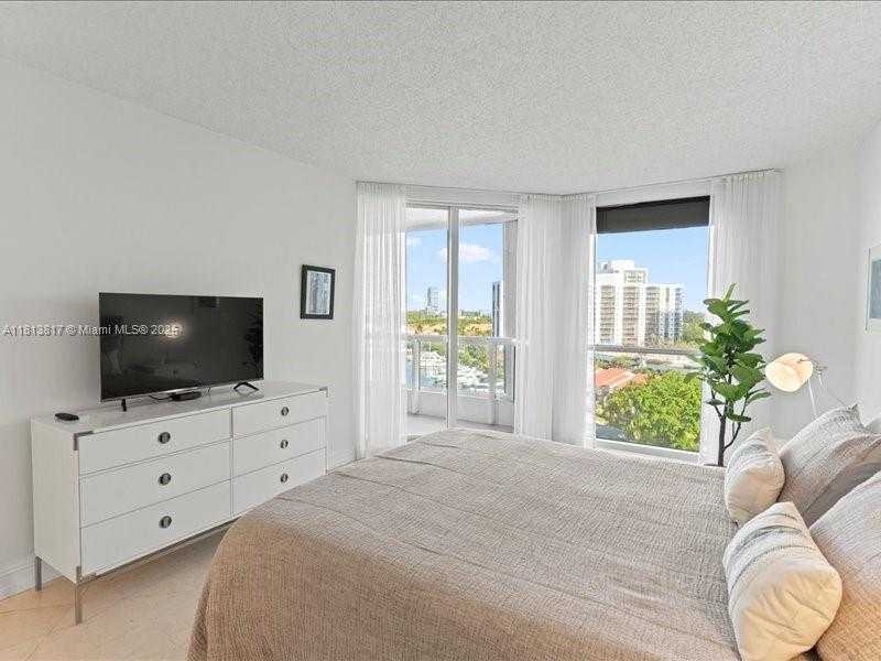 Small Image of 21055 YACHT CLUB DR #1007, Aventura Number 19