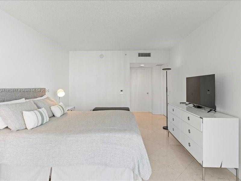 Small Image of 21055 YACHT CLUB DR #1007, Aventura Number 20