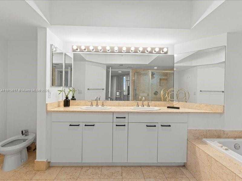 Small Image of 21055 YACHT CLUB DR #1007, Aventura Number 23