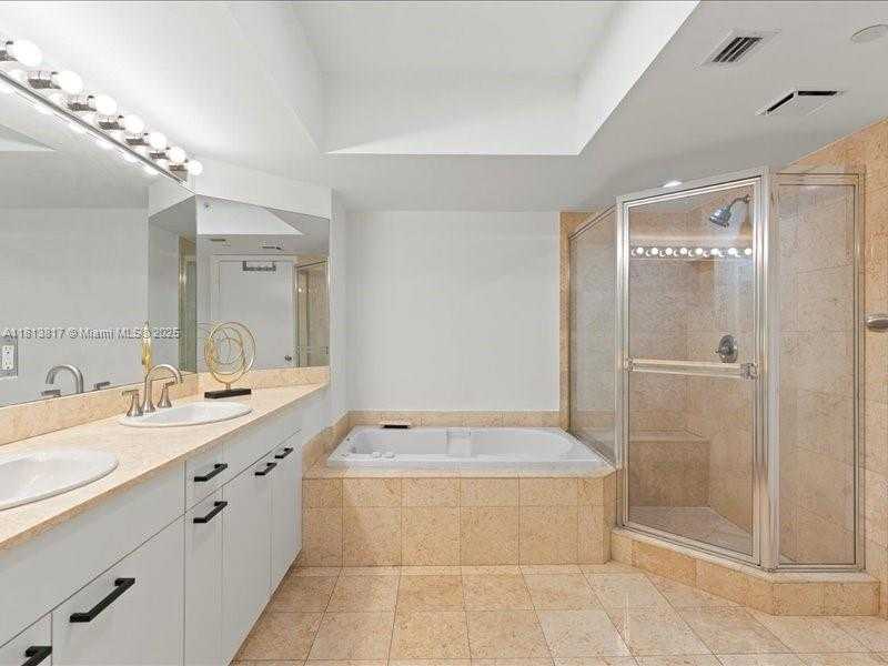 Small Image of 21055 YACHT CLUB DR #1007, Aventura Number 24