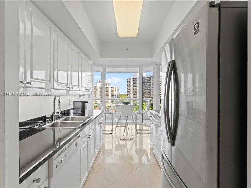 Small Image of 21055 YACHT CLUB DR #1007, Aventura Number 4