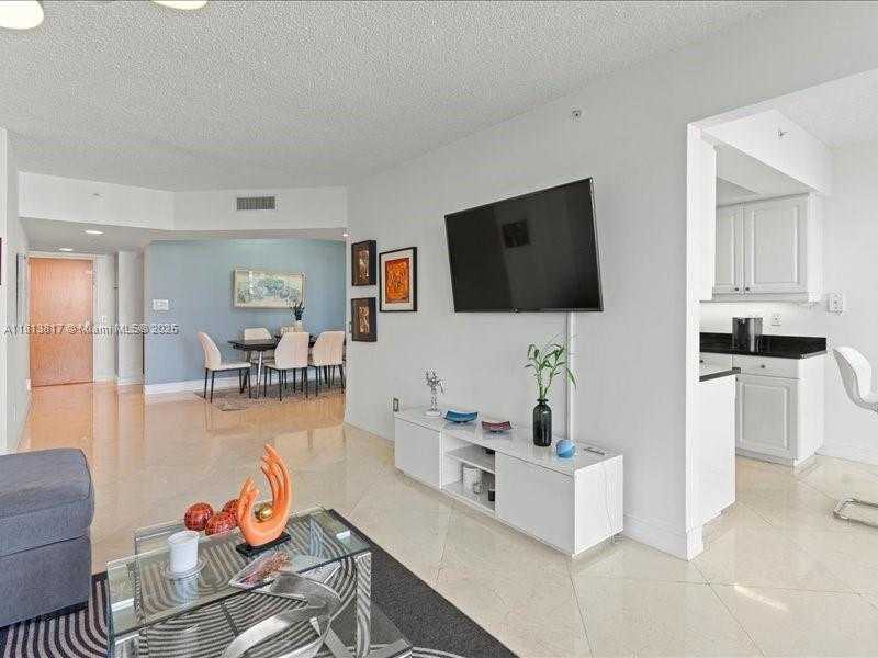 Small Image of 21055 YACHT CLUB DR #1007, Aventura Number 9