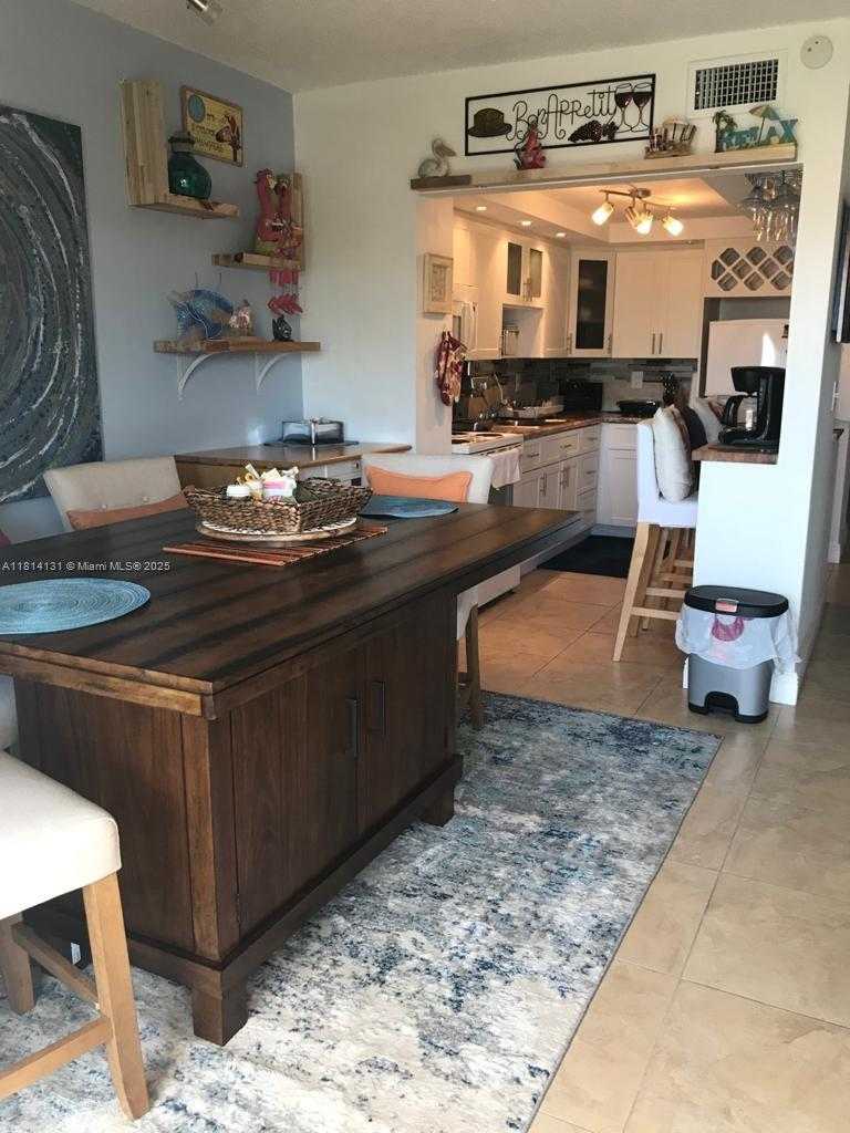 Small Image of 320 SOUTH SURF RD #305, Hollywood Number 7