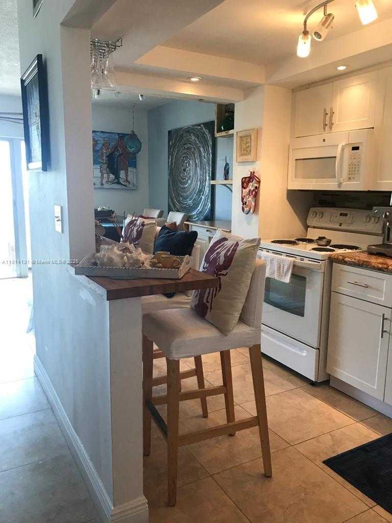 Small Image of 320 SOUTH SURF RD #305, Hollywood Number 9