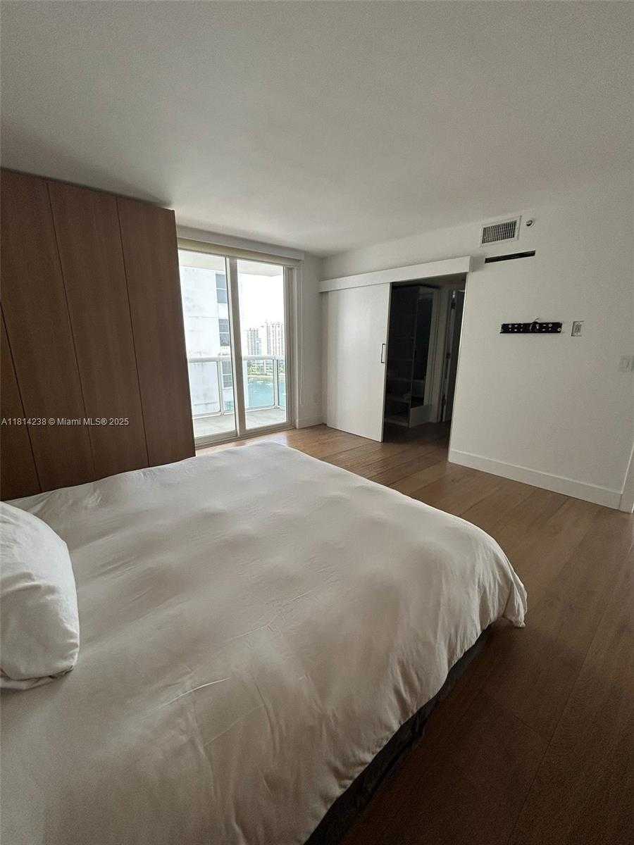 Small Image of 1900 SUNSET HARBOUR DR #1814, Miami Beach Number 11
