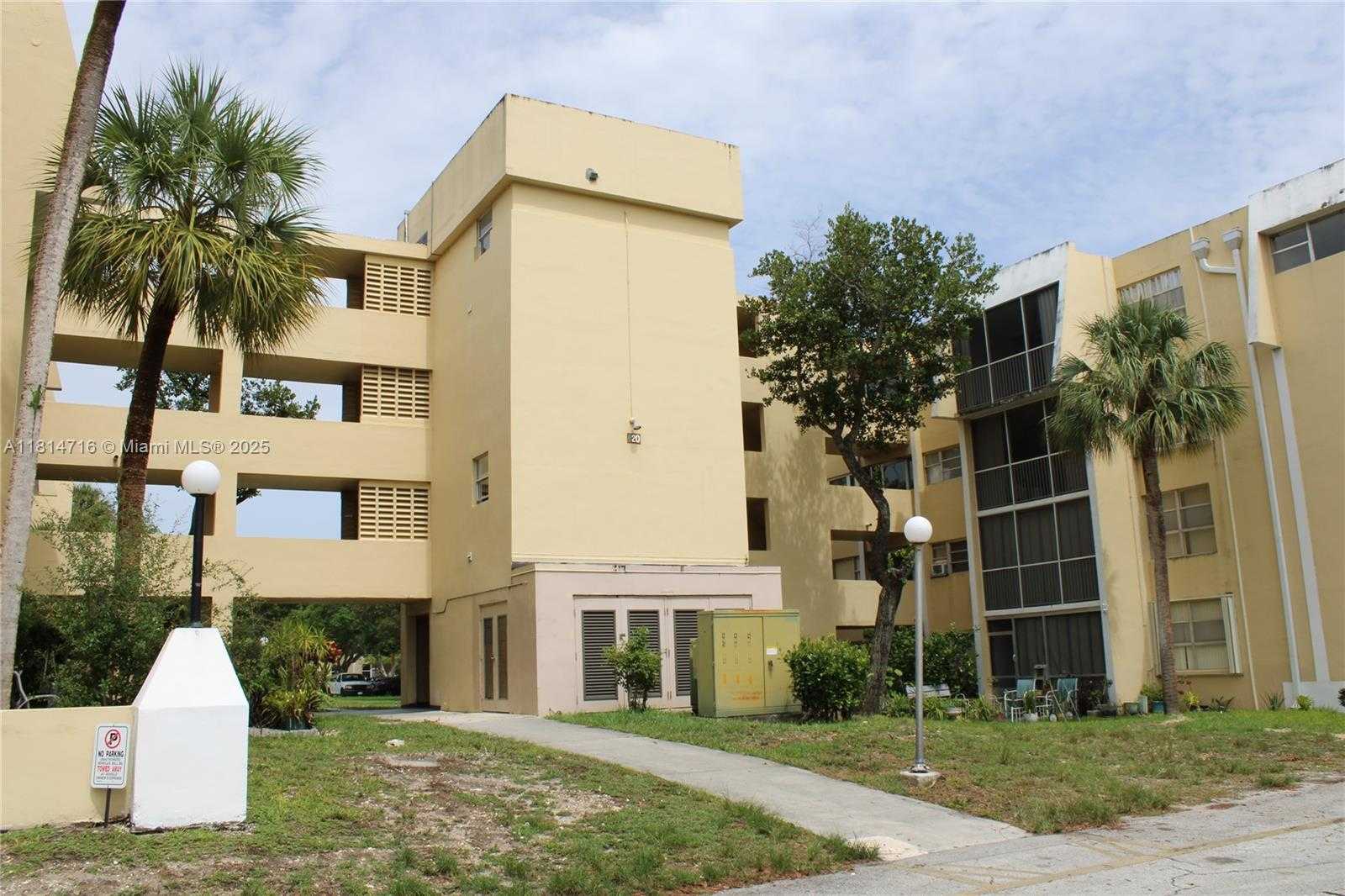 Small Image of 920 NORTH EAST 199TH ST #2S Apt 217, Miami Number 3