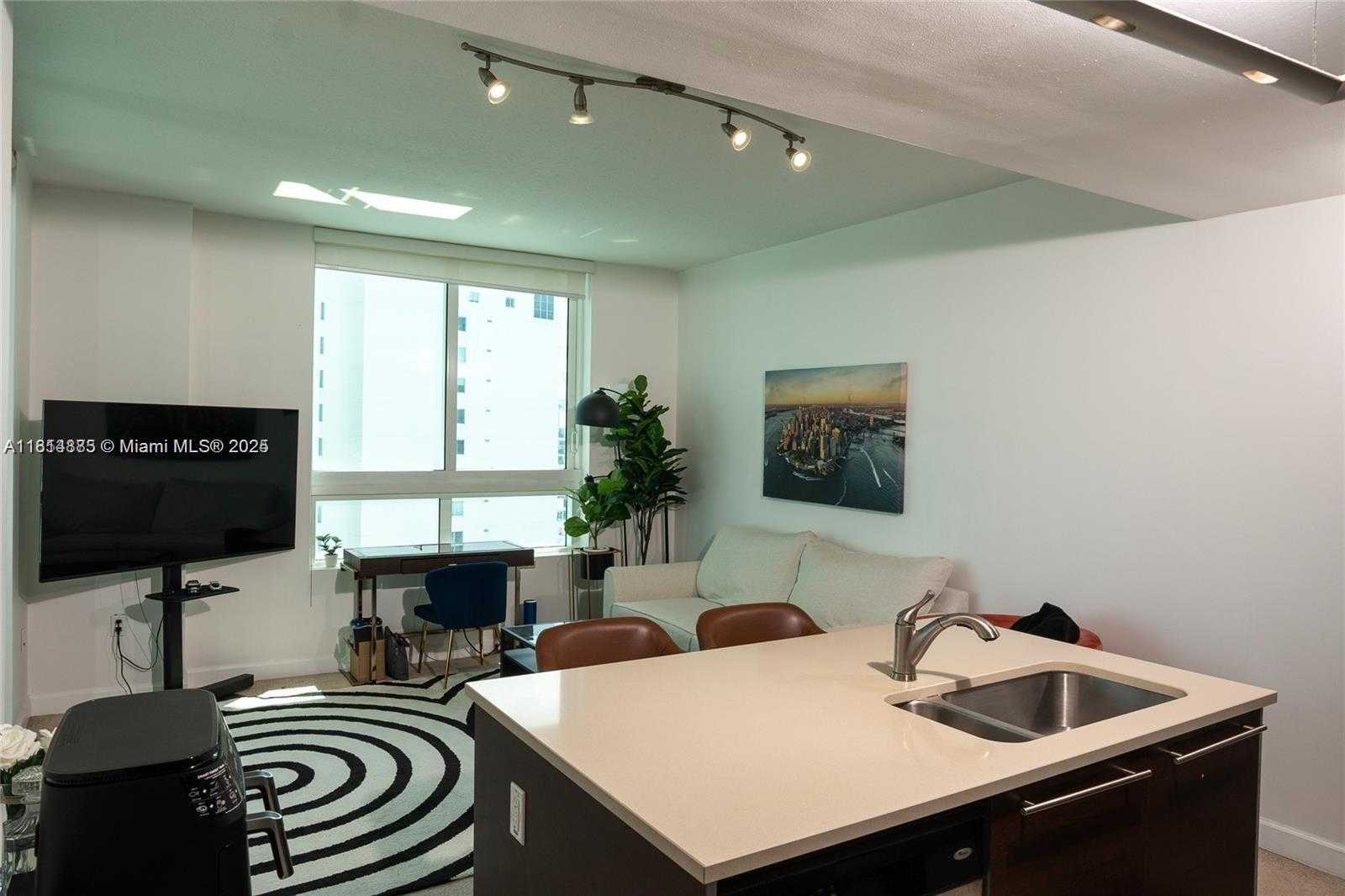 Small Image of 1900 NORTH BAYSHORE DR #3003, Miami Number 2