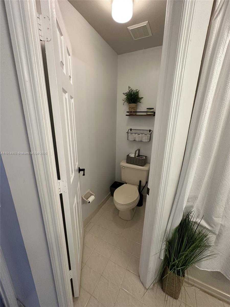 Small Image of 238 MAGNOLIA AVENUE, Davie Number 34