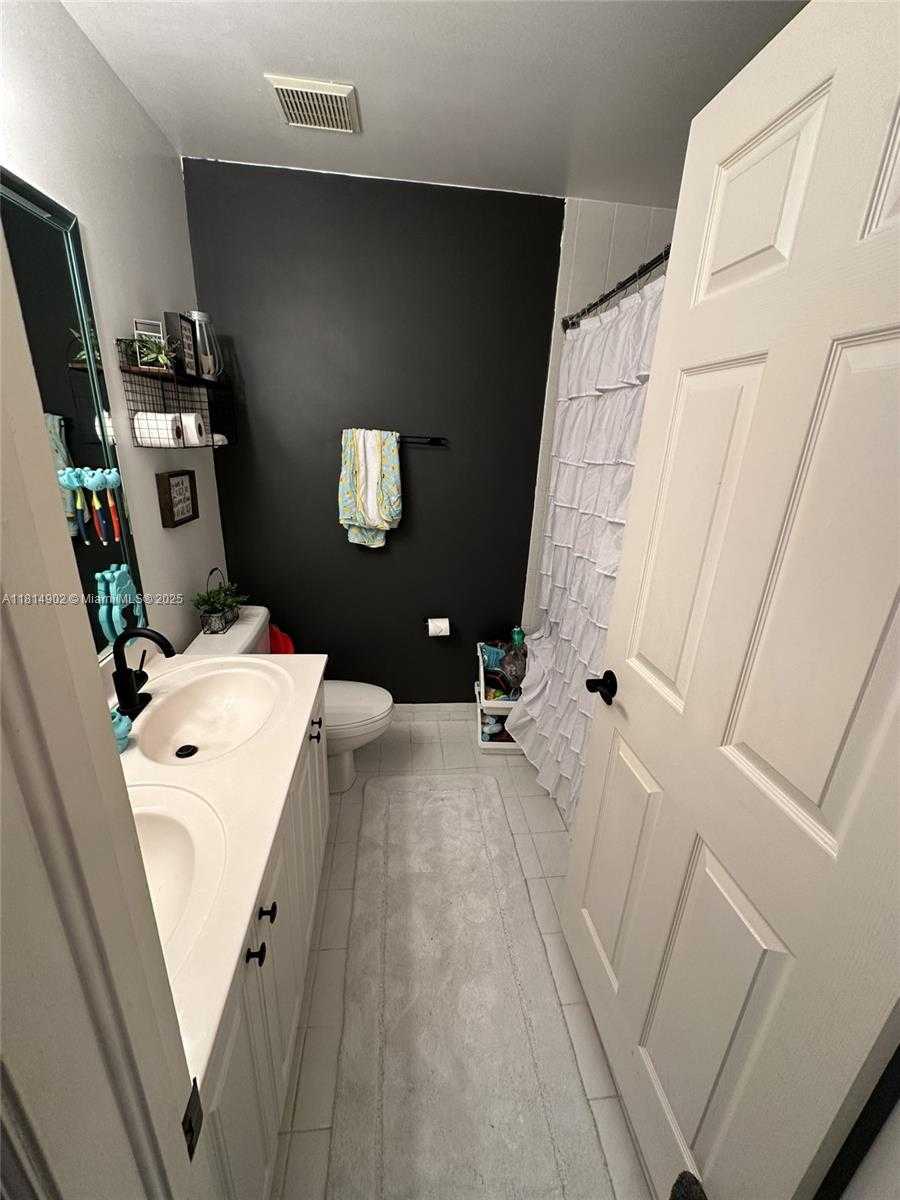 Small Image of 238 MAGNOLIA AVENUE, Davie Number 35