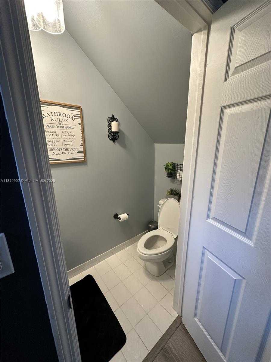 Small Image of 238 MAGNOLIA AVENUE, Davie Number 36