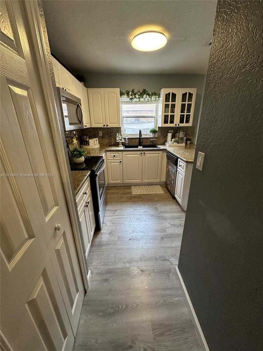 Small Image of 238 MAGNOLIA AVENUE, Davie Number 40