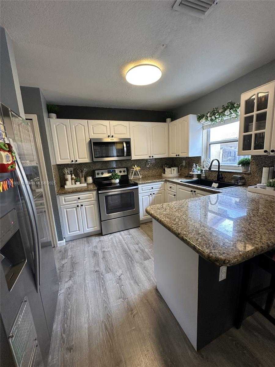Small Image of 238 MAGNOLIA AVENUE, Davie Number 43