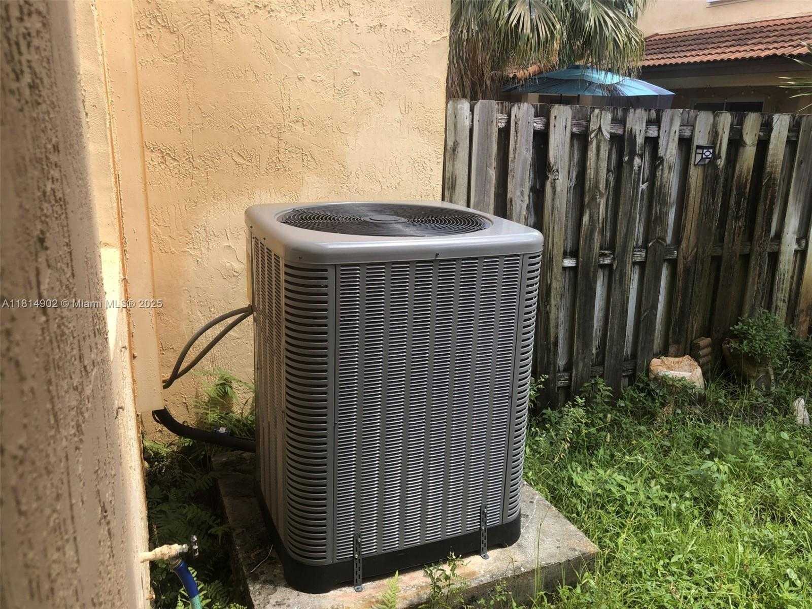 Small Image of 238 MAGNOLIA AVENUE, Davie Number 61