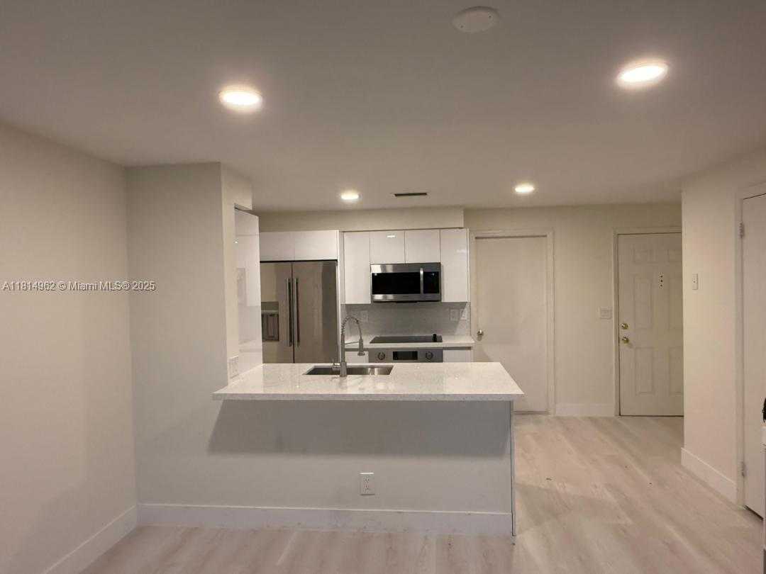 Small Image of 790 SORRENTO DR #790, Weston Number 2
