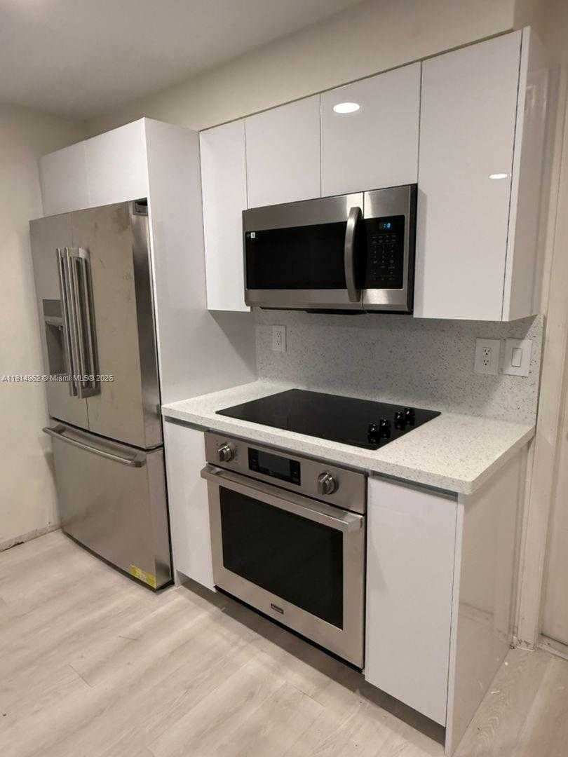 Small Image of 790 SORRENTO DR #790, Weston Number 3
