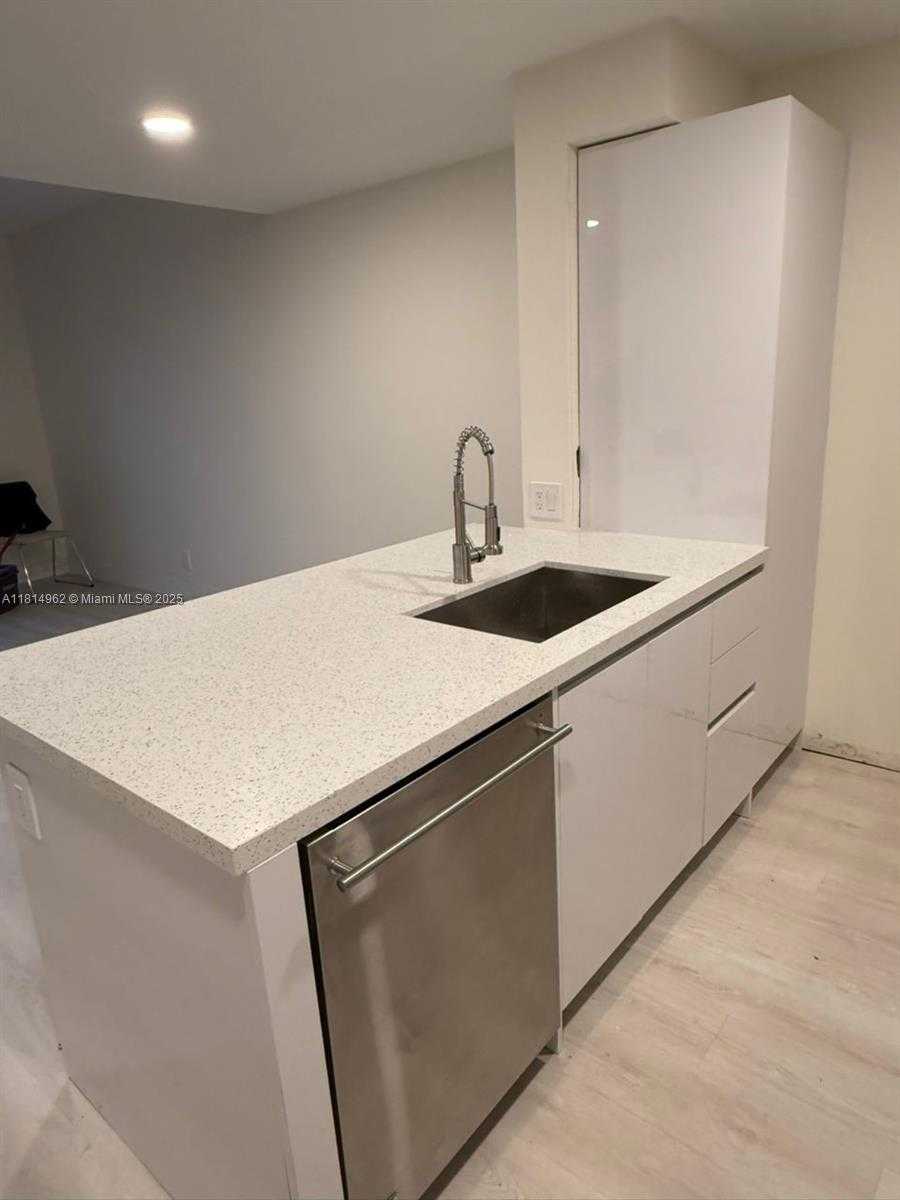Small Image of 790 SORRENTO DR #790, Weston Number 4