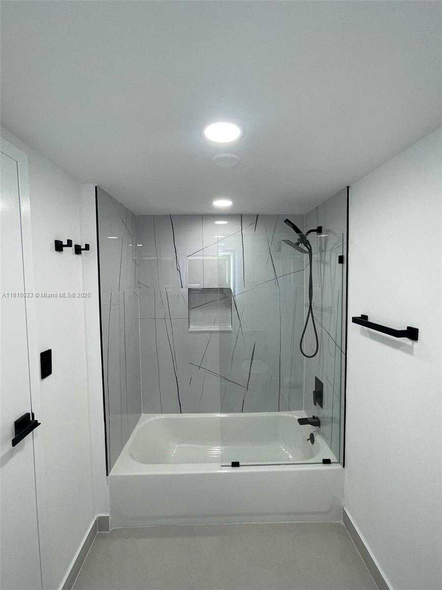 Small Image of 17011 NORTH BAY RD #307, Sunny Isles Beach Number 11