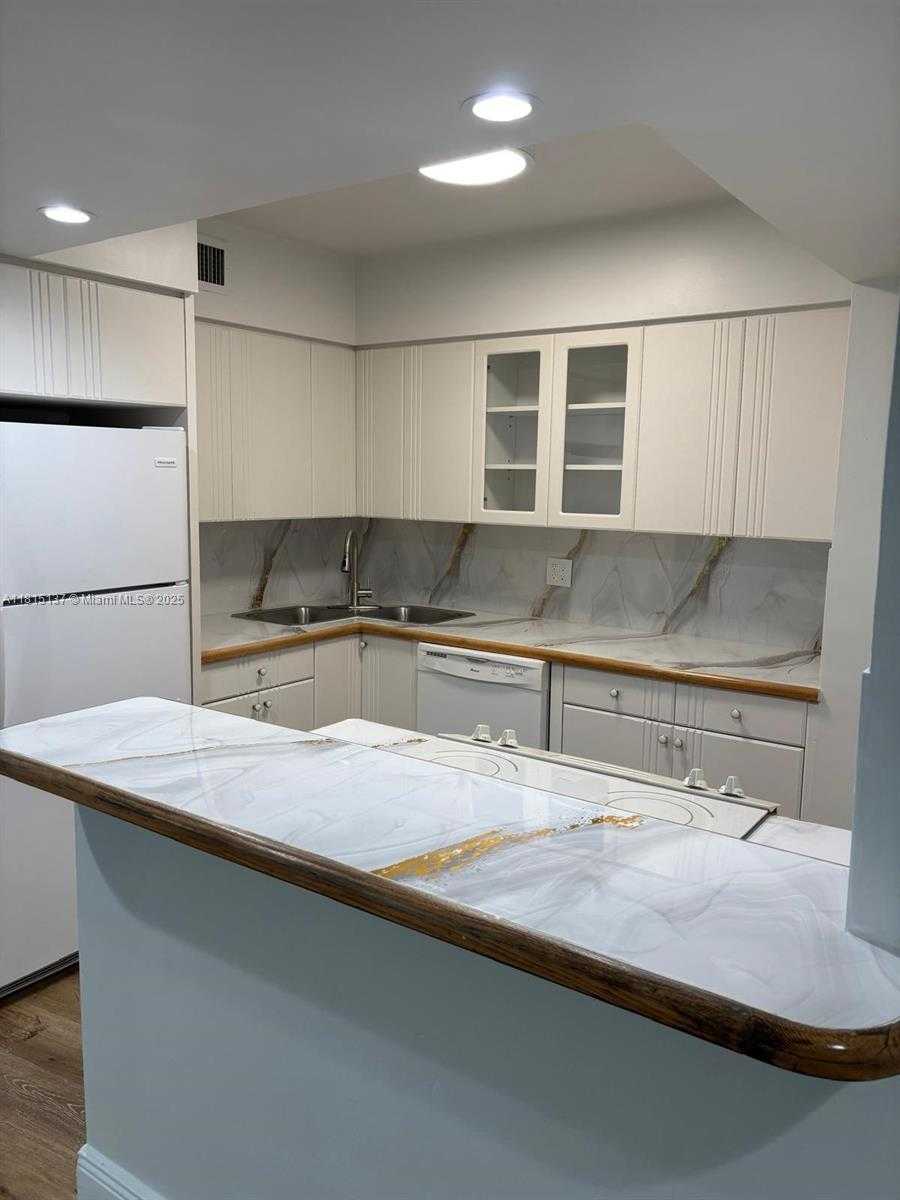 Small Image of 900 BAY DR #721, Miami Beach Number 4