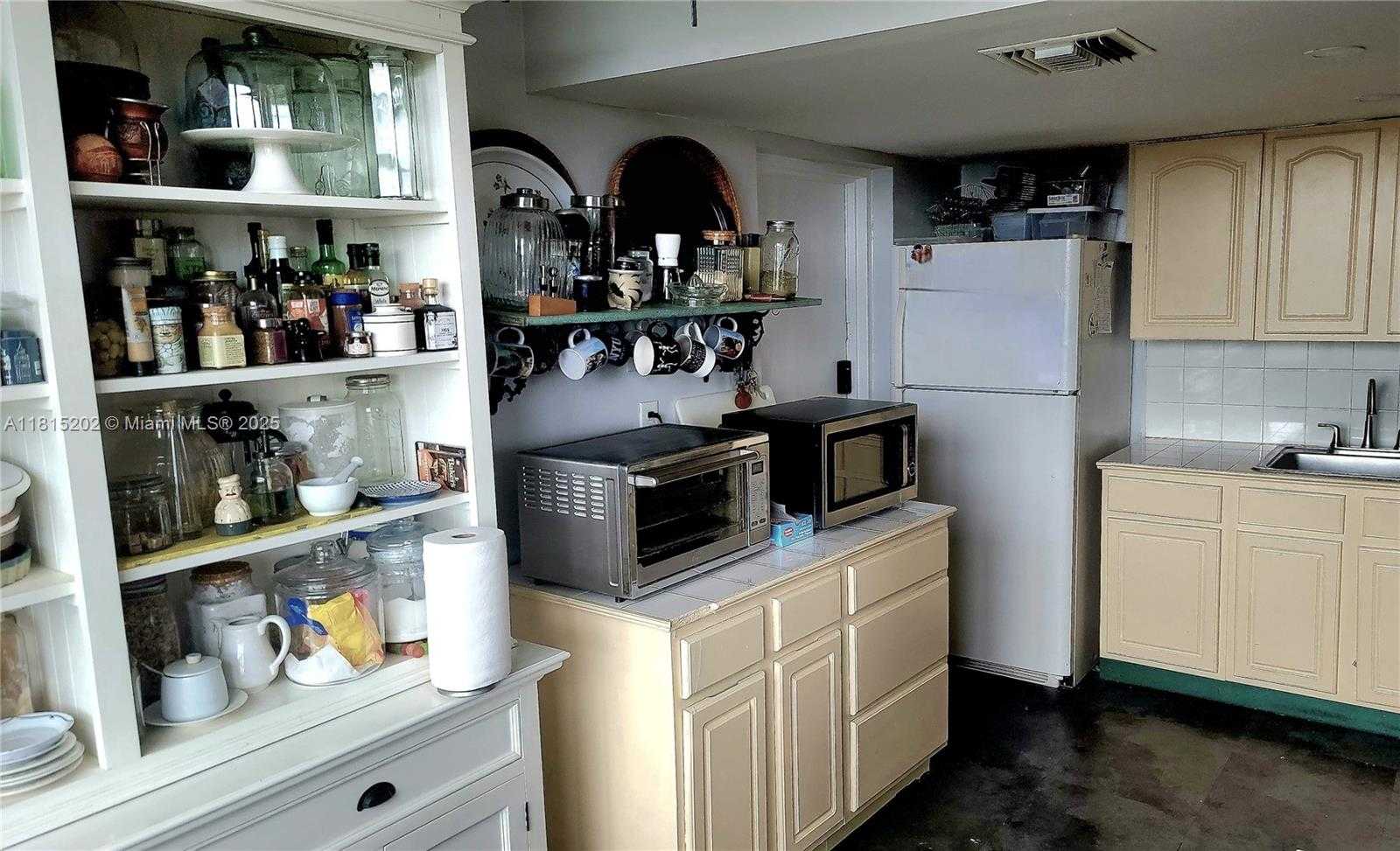 Small Image of 16850 N Glades Dr, North Miami Beach, FL 33162, USA Number 10