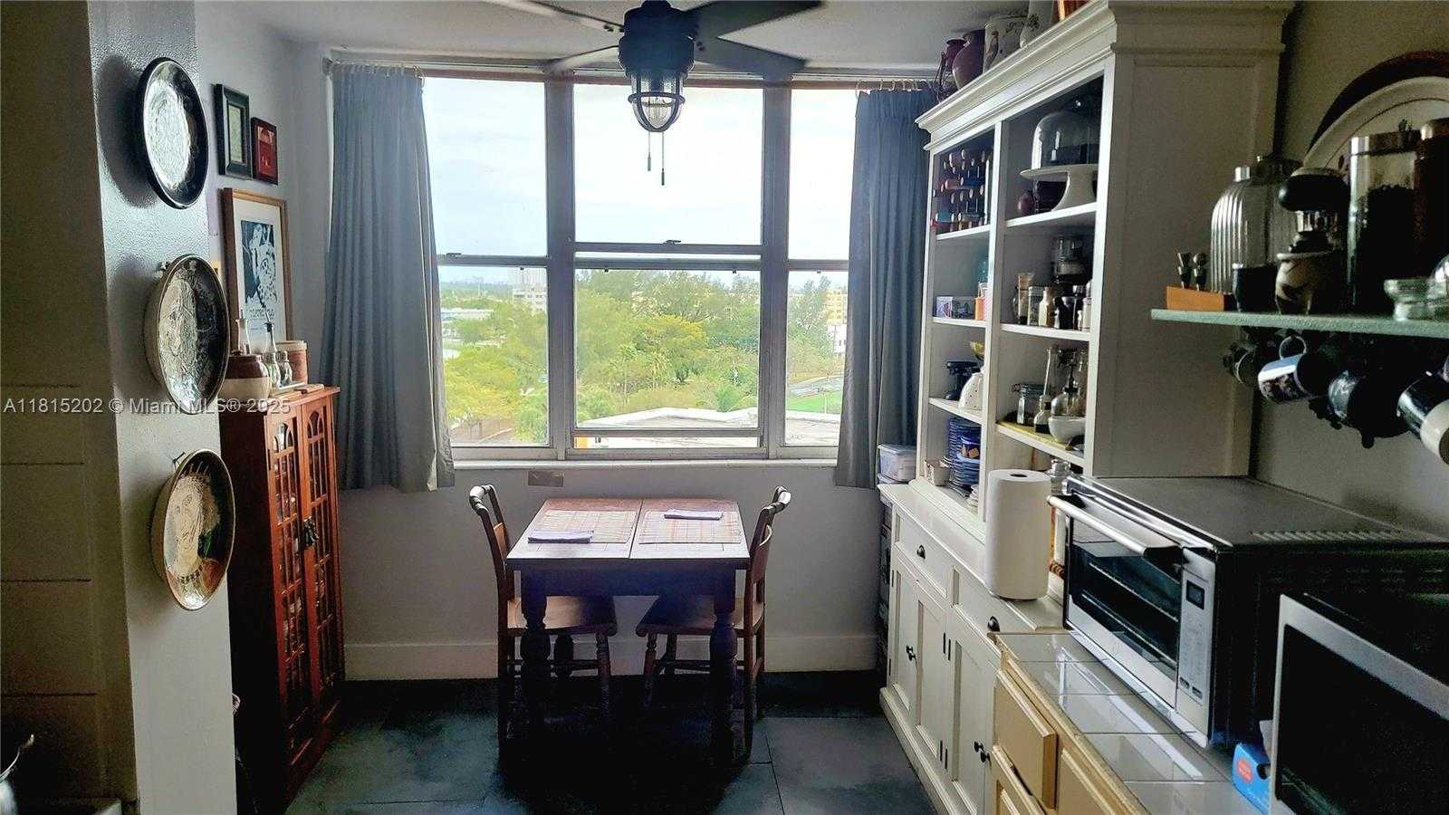 Small Image of 16850 N Glades Dr, North Miami Beach, FL 33162, USA Number 11