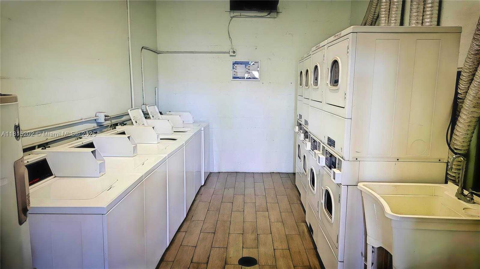 Small Image of 16850 N Glades Dr, North Miami Beach, FL 33162, USA Number 12