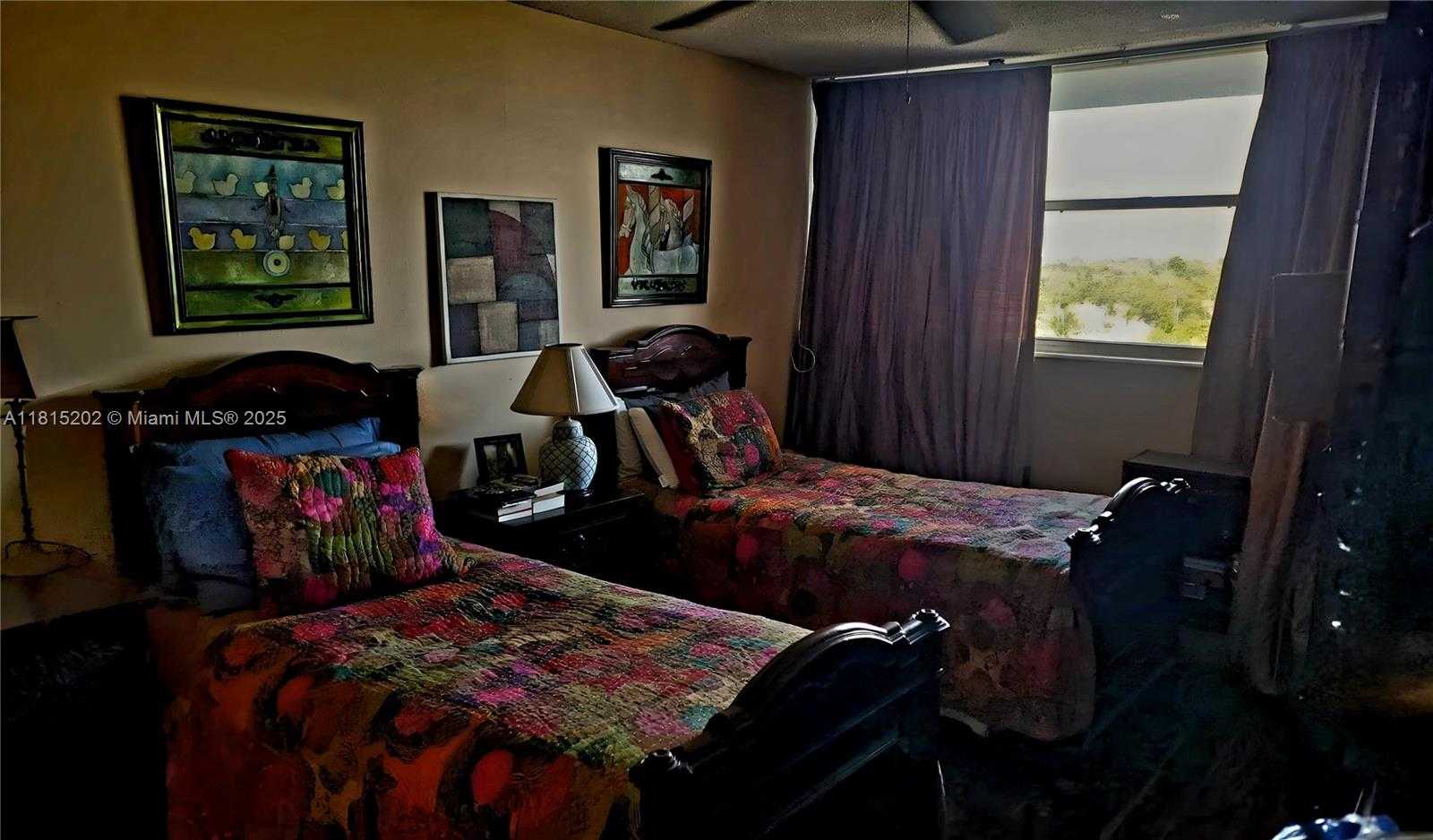Small Image of 16850 N Glades Dr, North Miami Beach, FL 33162, USA Number 13