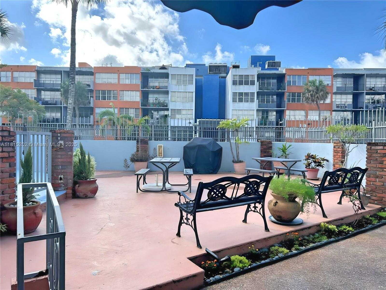 Small Image of 16850 N Glades Dr, North Miami Beach, FL 33162, USA Number 15