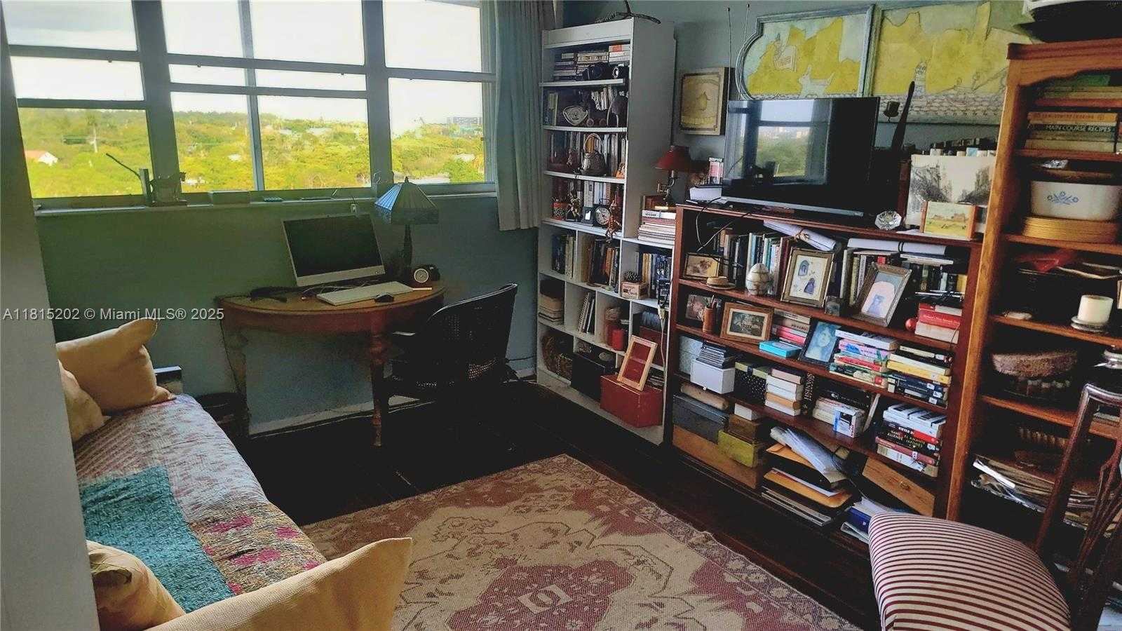 Small Image of 16850 N Glades Dr, North Miami Beach, FL 33162, USA Number 17