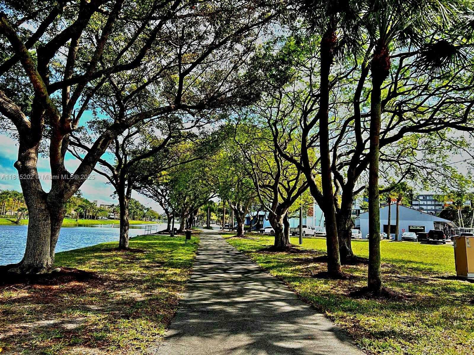 Small Image of 16850 N Glades Dr, North Miami Beach, FL 33162, USA Number 20