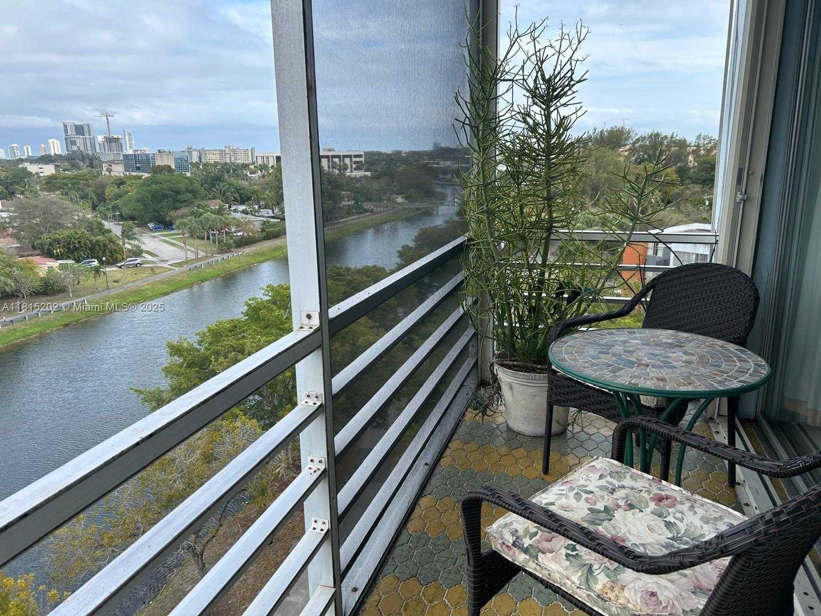 Small Image of 16850 N Glades Dr, North Miami Beach, FL 33162, USA Number 21
