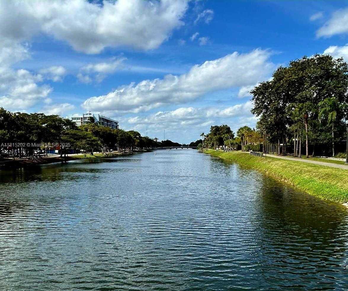 Small Image of 16850 N Glades Dr, North Miami Beach, FL 33162, USA Number 22