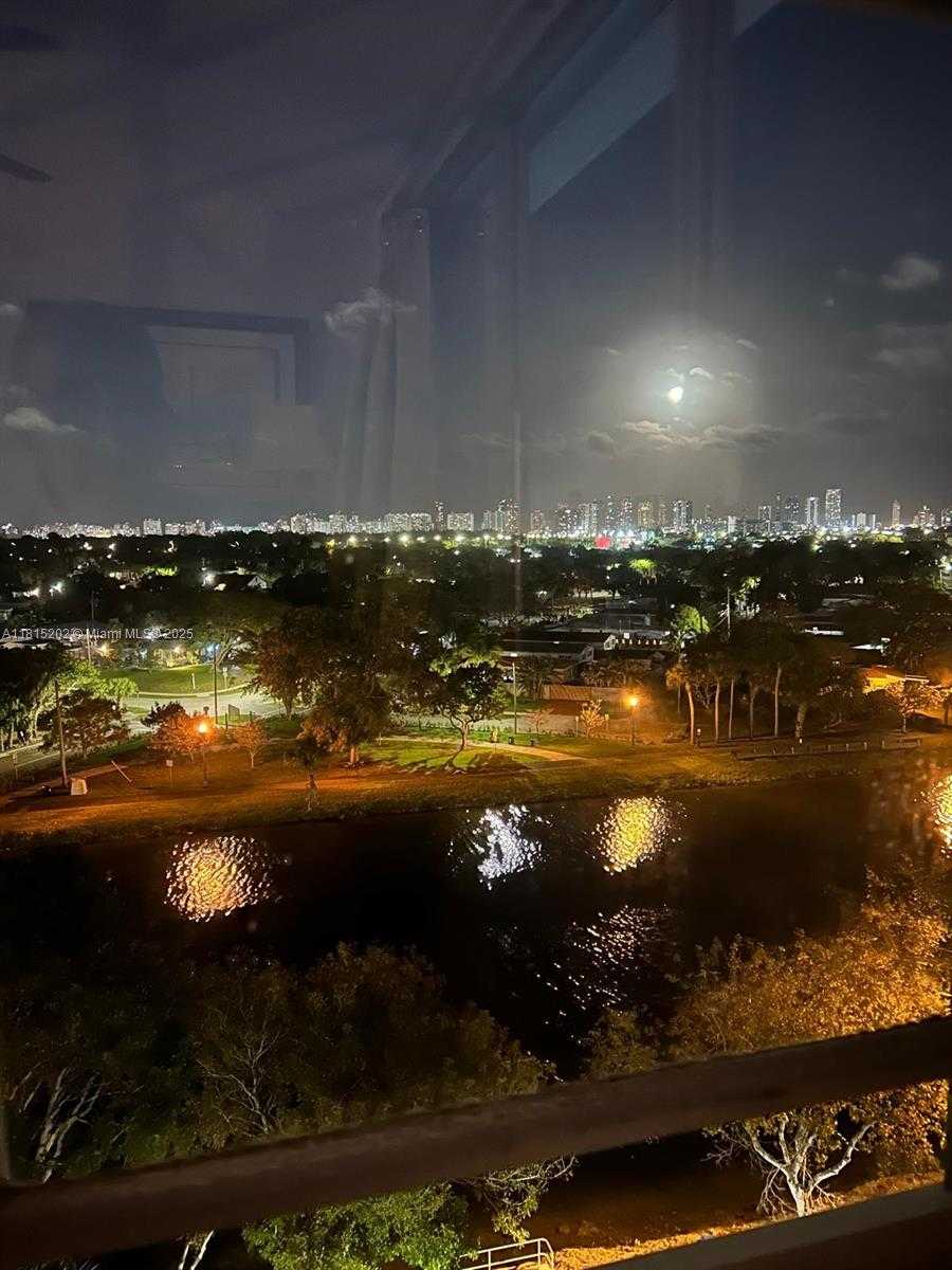 Small Image of 16850 N Glades Dr, North Miami Beach, FL 33162, USA Number 24