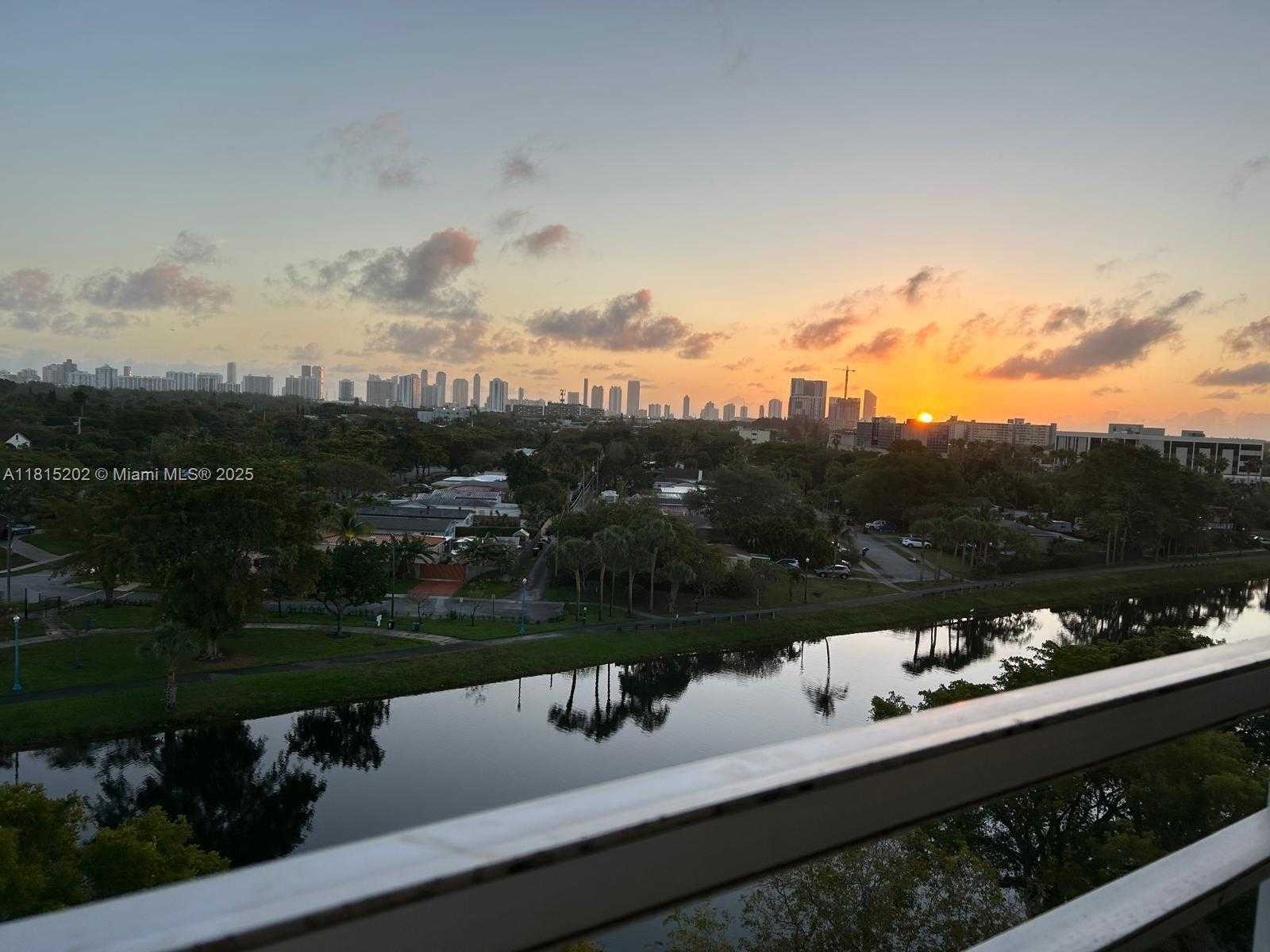 Small Image of 16850 N Glades Dr, North Miami Beach, FL 33162, USA Number 26