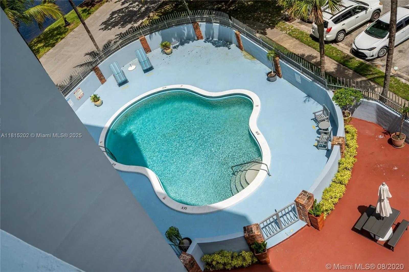 Small Image of 16850 N Glades Dr, North Miami Beach, FL 33162, USA Number 28