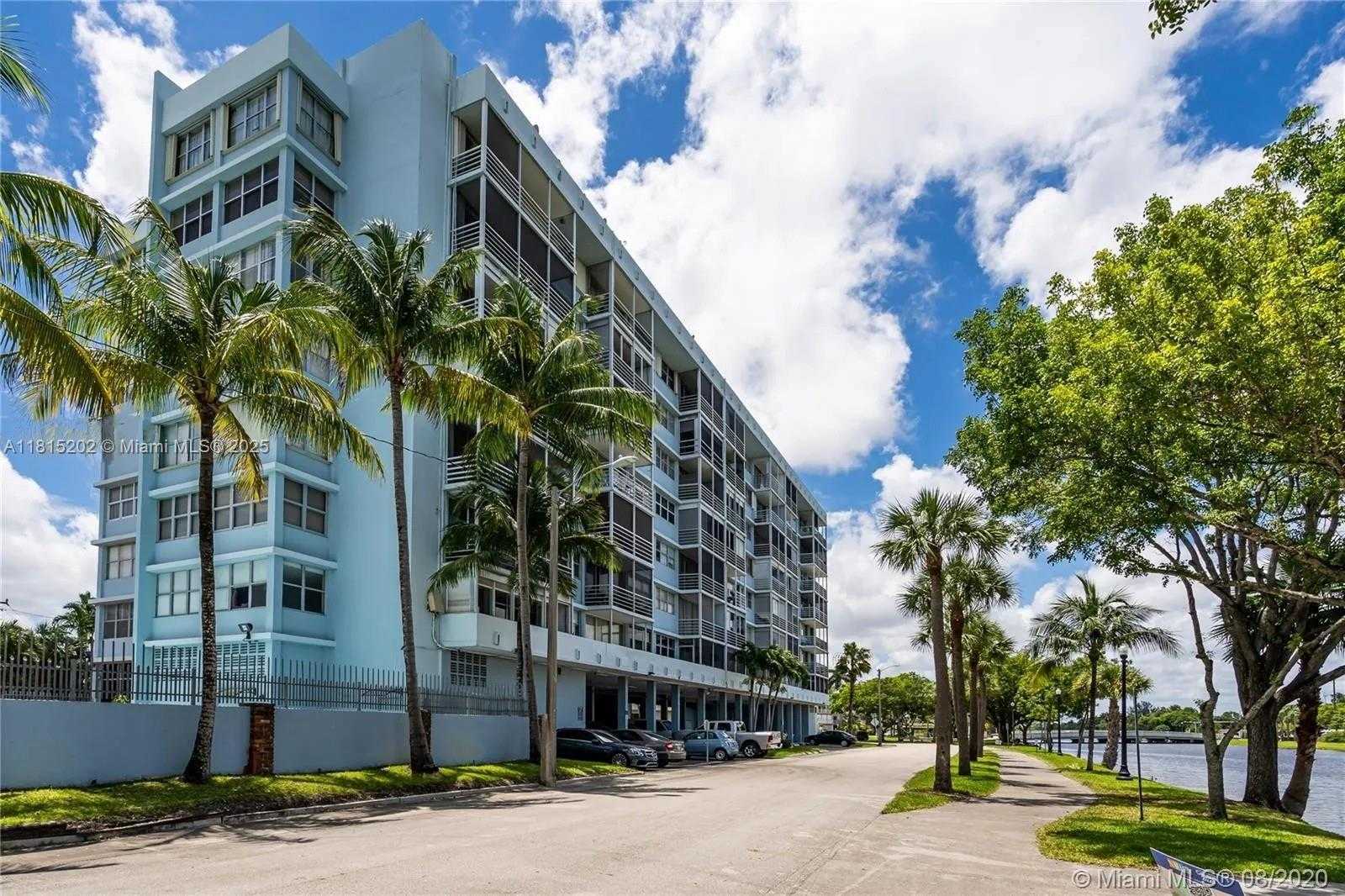 Small Image of 16850 N Glades Dr, North Miami Beach, FL 33162, USA Number 29