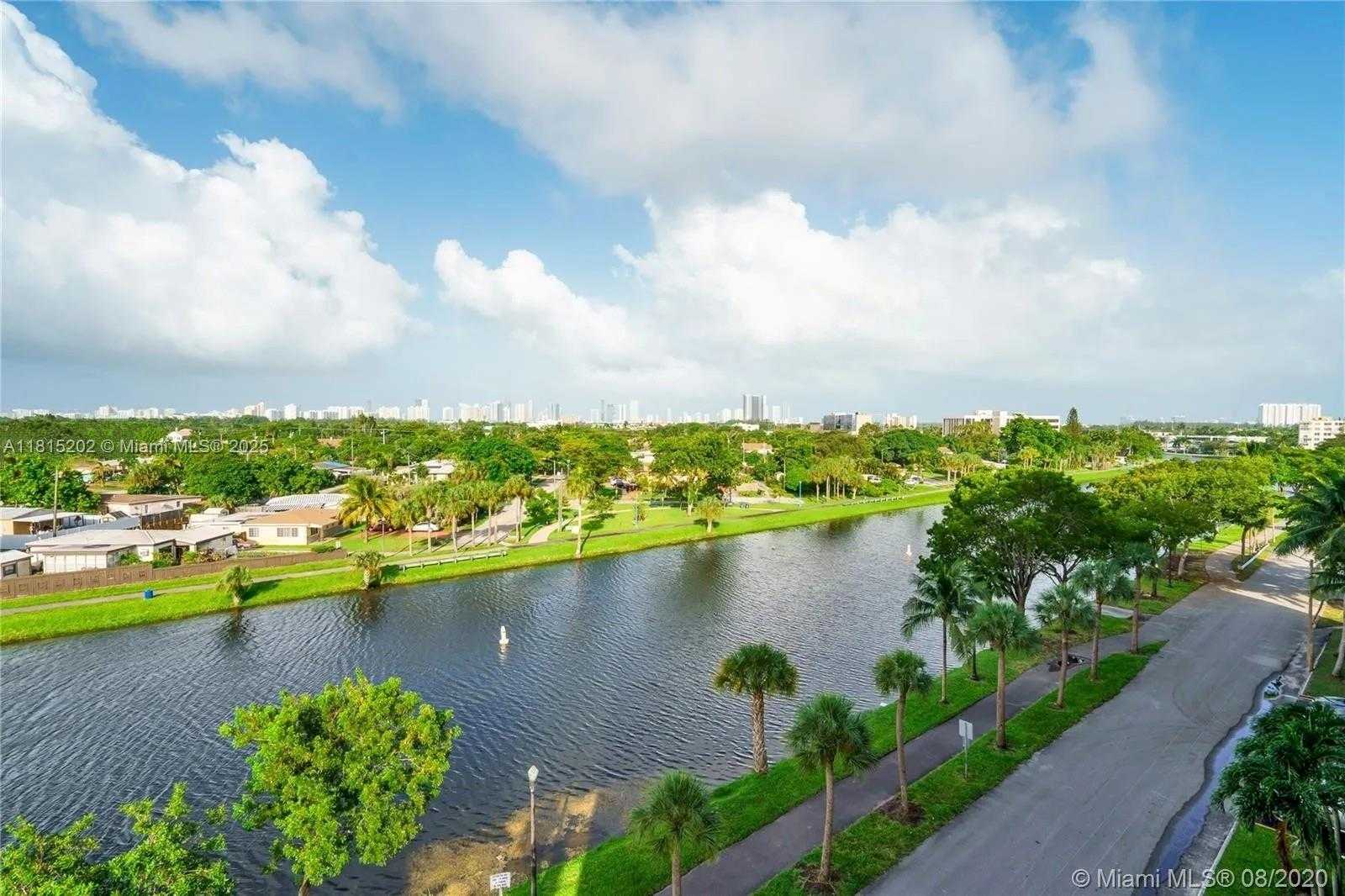 Small Image of 16850 N Glades Dr, North Miami Beach, FL 33162, USA Number 3
