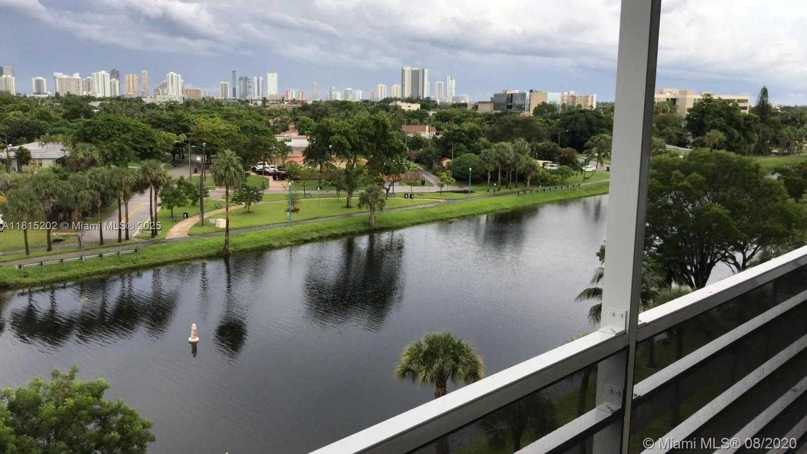 Small Image of 16850 N Glades Dr, North Miami Beach, FL 33162, USA Number 4