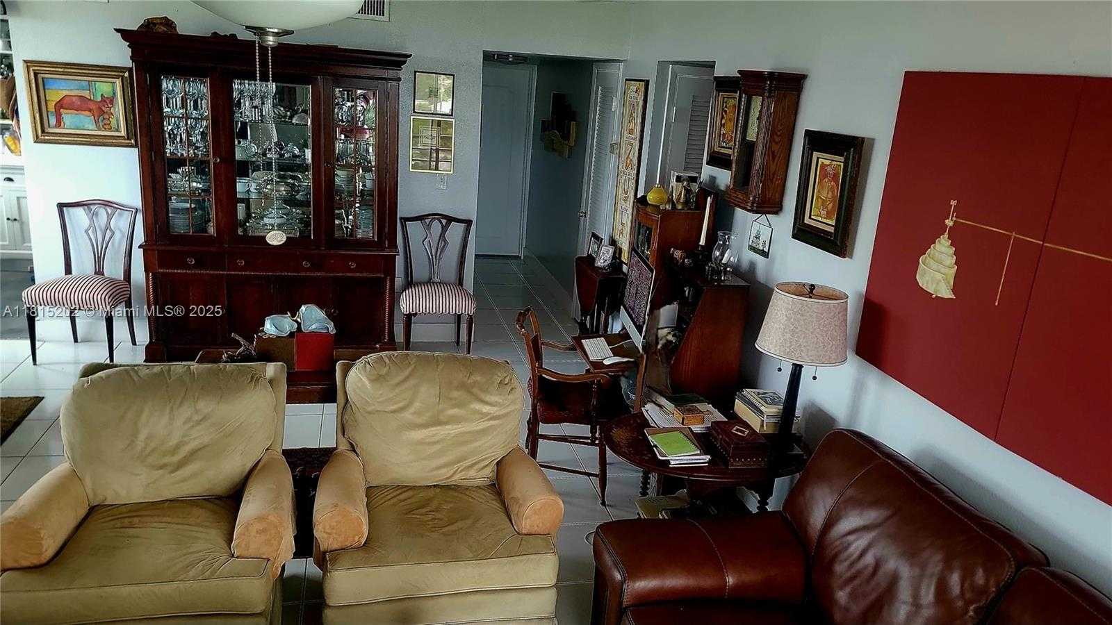 Small Image of 16850 N Glades Dr, North Miami Beach, FL 33162, USA Number 5