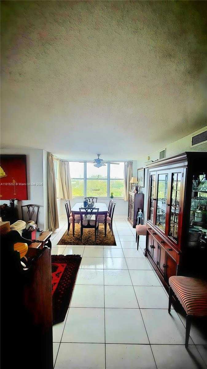 Small Image of 16850 N Glades Dr, North Miami Beach, FL 33162, USA Number 6